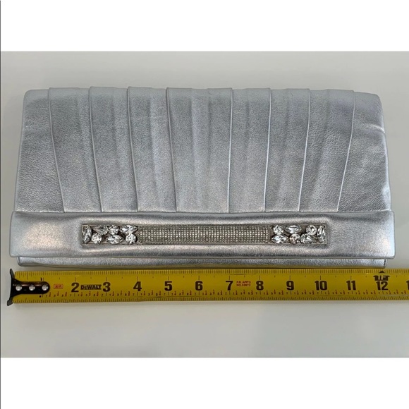 RENE CAOVILLA METALLIC SILVER LEATHER EMBELLISHED CLUTCH - Picture 10 of 13